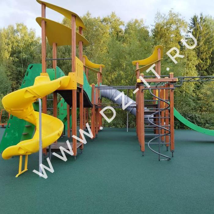 Детская площадка из зеленой резиновой крошки